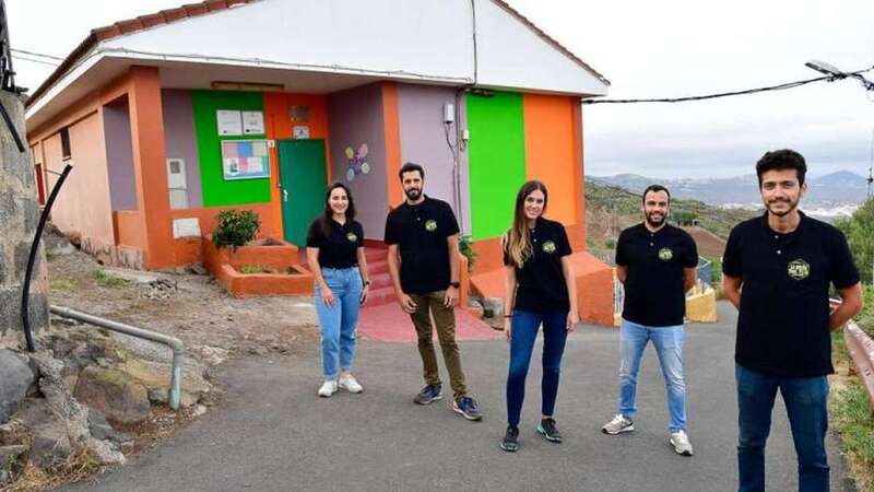 Los cinco organizadores de la Breña Trail Telde posan delante de la escuela. De izquierda a derecha: Araceli Martín, Ayose Lozano, Beatriz Pérez, Iriome Herrera y José María Martel (Foto Juan Carlos Alonso/C7)